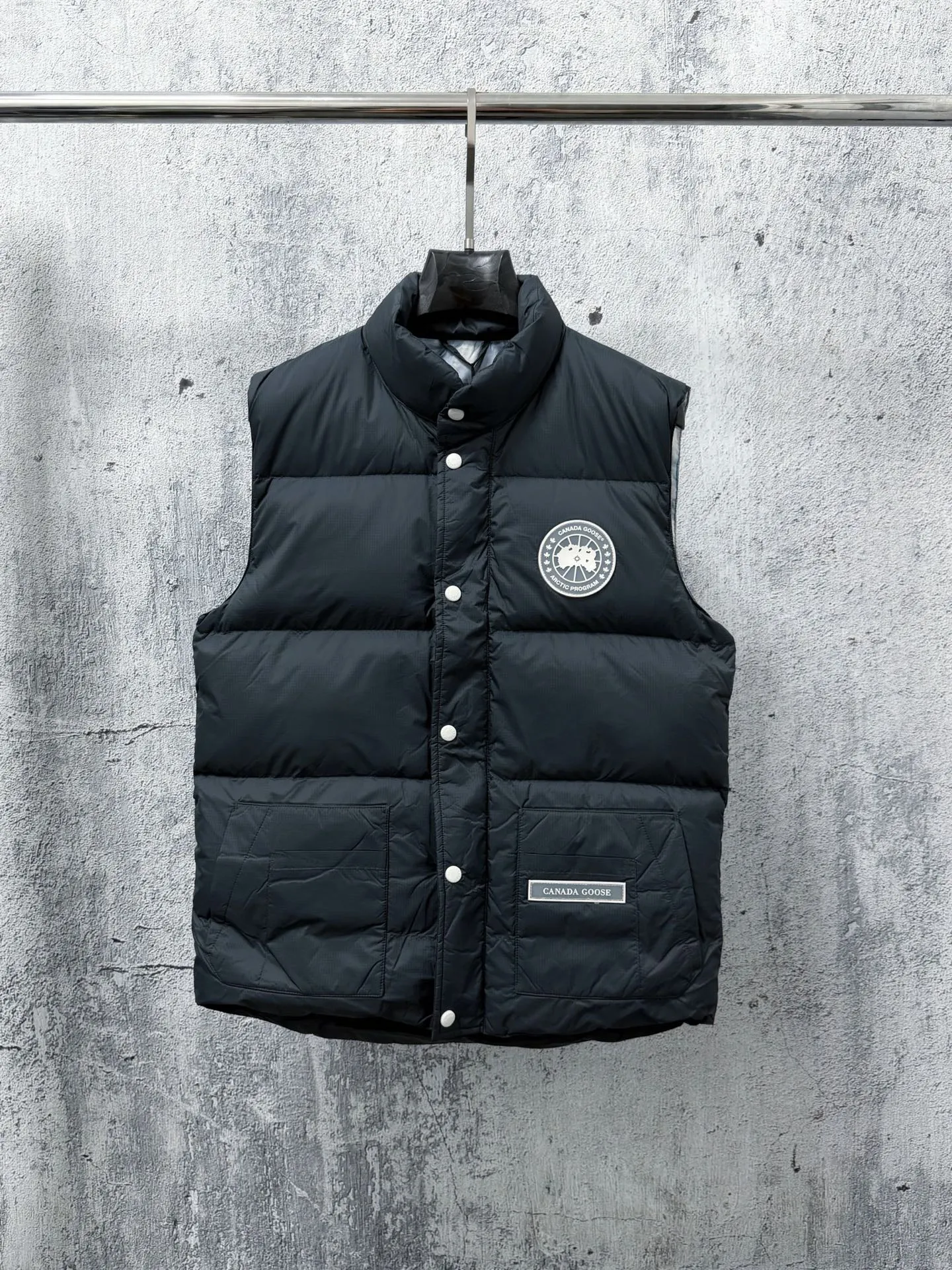 (Original 90) [Canadagoose] Canada Goose White Label Glacier Down Vest Canada Goose New Arrival "Northern Lights Series" Down Vest Canada Goose New Arrival "Northern Lights" Northern Lights White Label Down Vest is now available! The light and layered colors give people the feeling of being trapped in the mist around icebergs and glaciers. It can be said to be very dreamy! Original YKK zipper, Size:XS-XXL